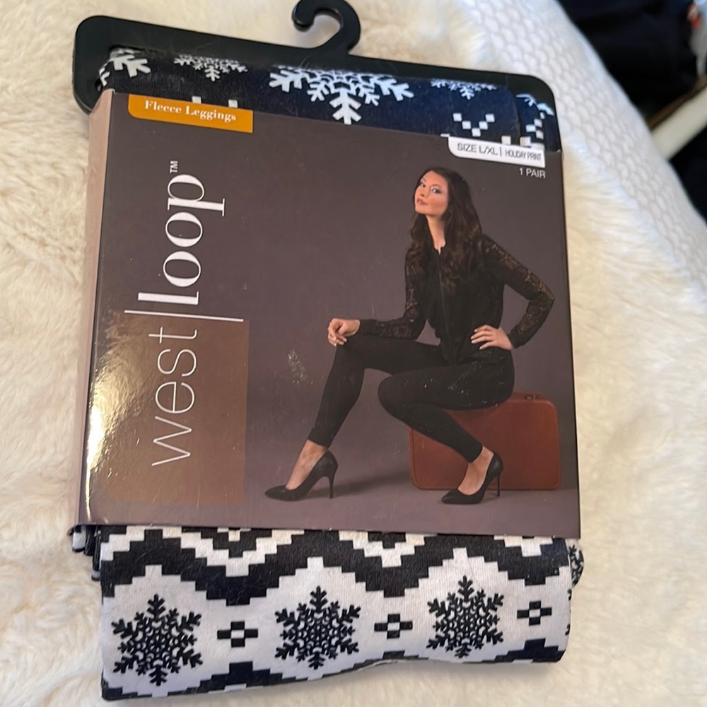 NWT - Black and white fleece snowflake leggings Sz L/XL